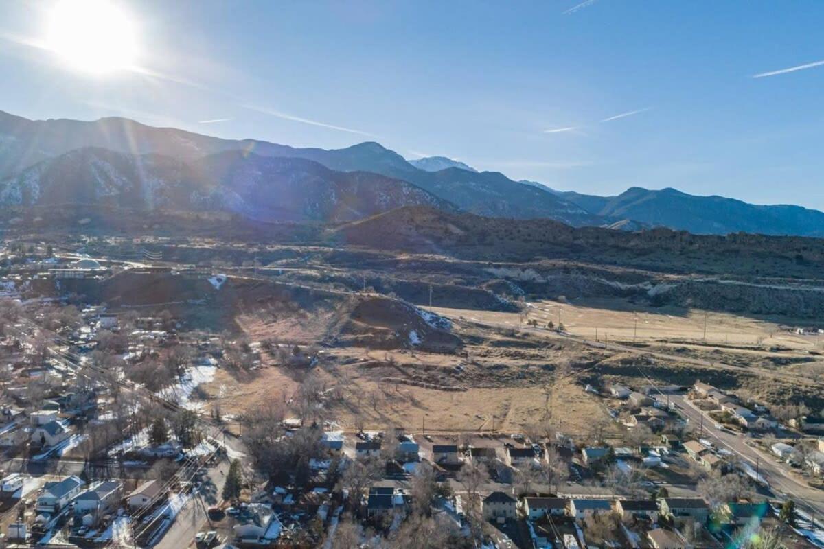 Romantic Getaway Base Of Mountains Parks & Trails *