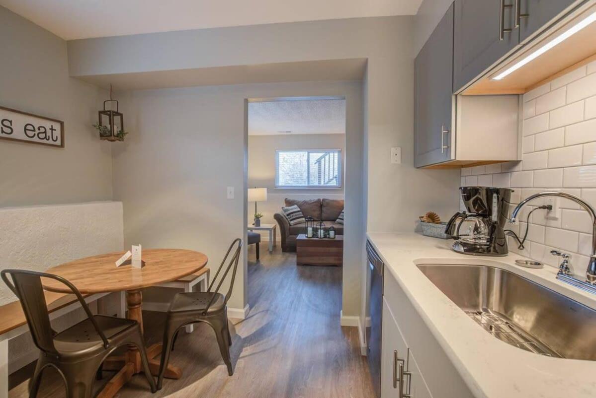 Romantic Getaway Base Of Mountains Parks & Trails Holiday home Colorado Springs